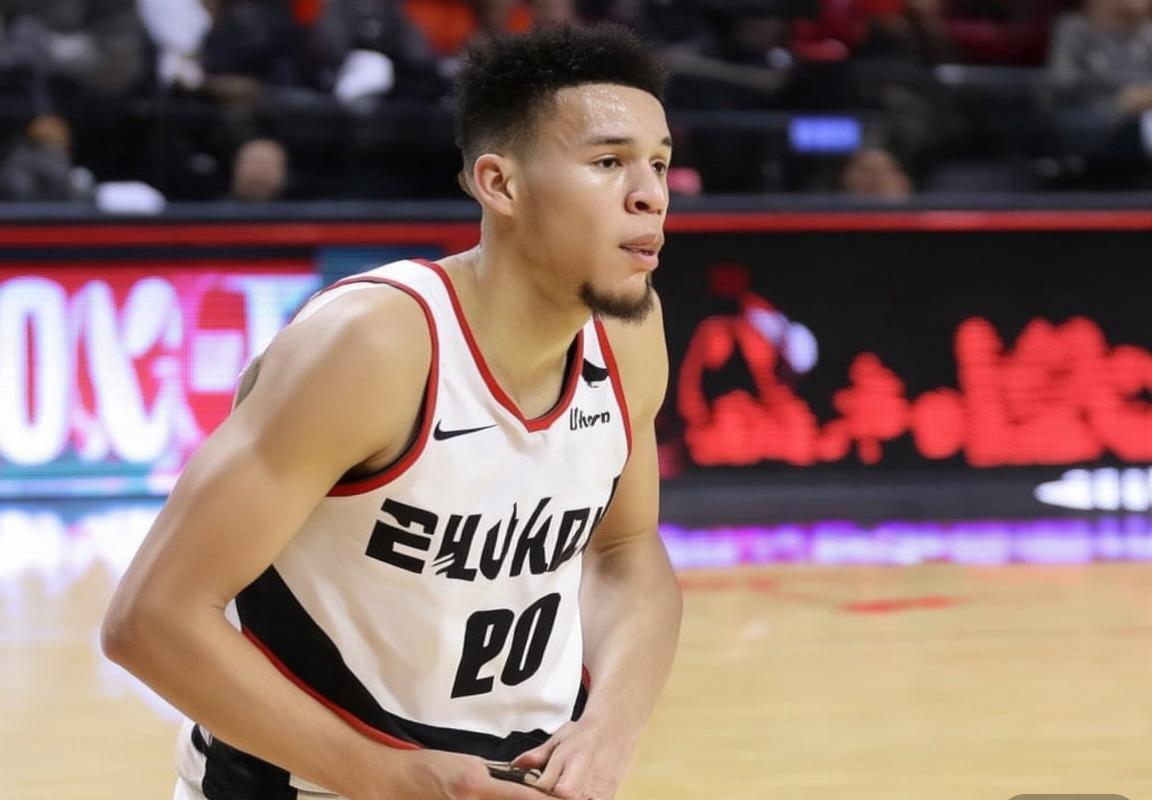 杨瀚森CBA潜力获关注但距NBA尚远，开拓者急寻中锋补强内线防守